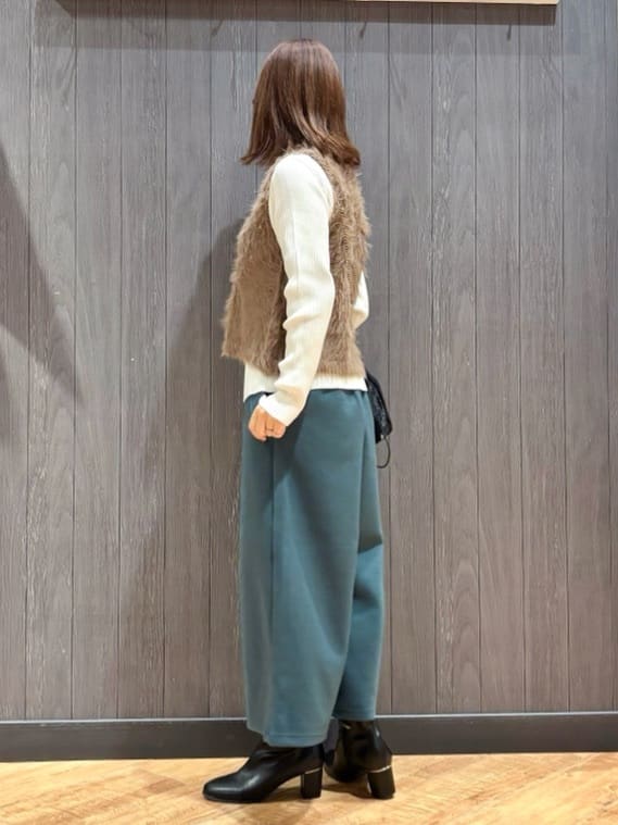 meiさんの「SHOO･LA･RUE｜【高レビュー/2点セット】着るだけでコーデが決まる フェザーニットベスト&times;リブニット」を使ったコーディネート