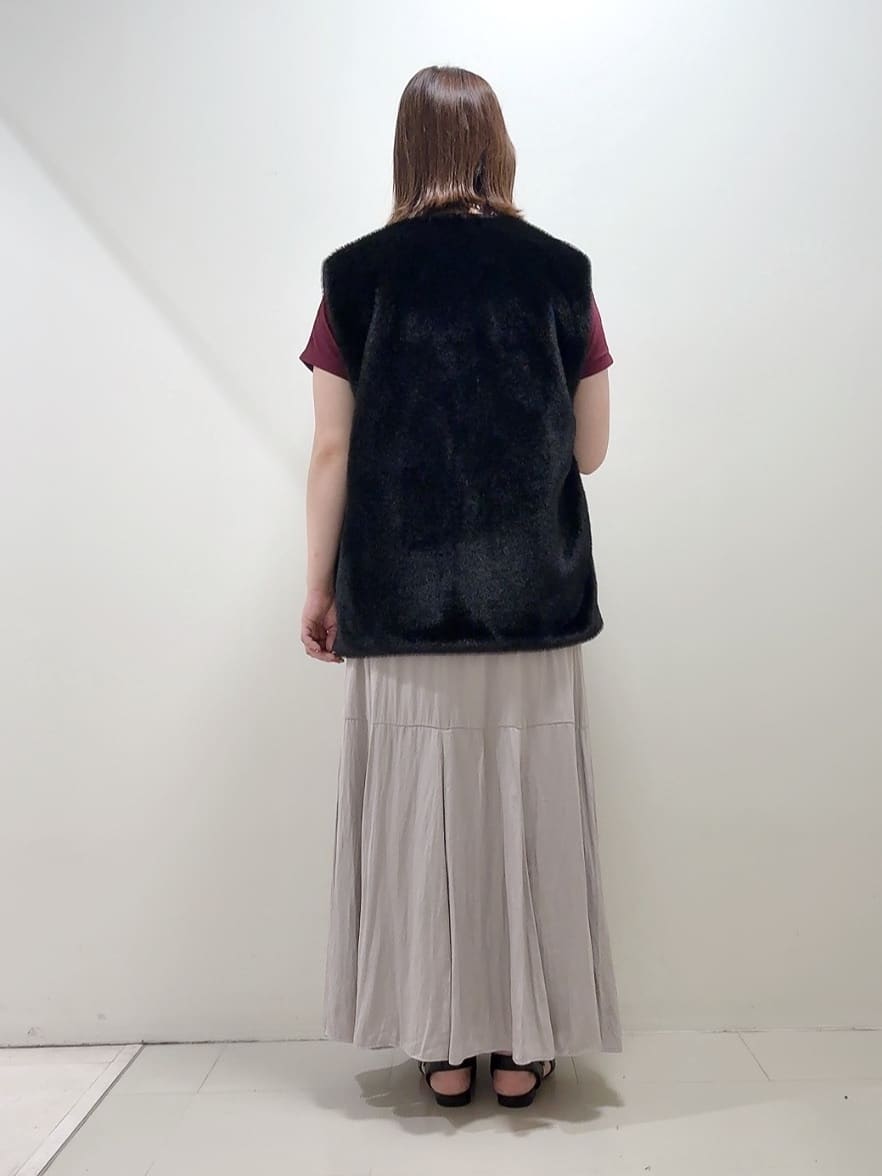 YUIさんの「UNTITLED｜【トレンド/ジレ】フェイクファーベスト」を使ったコーディネート