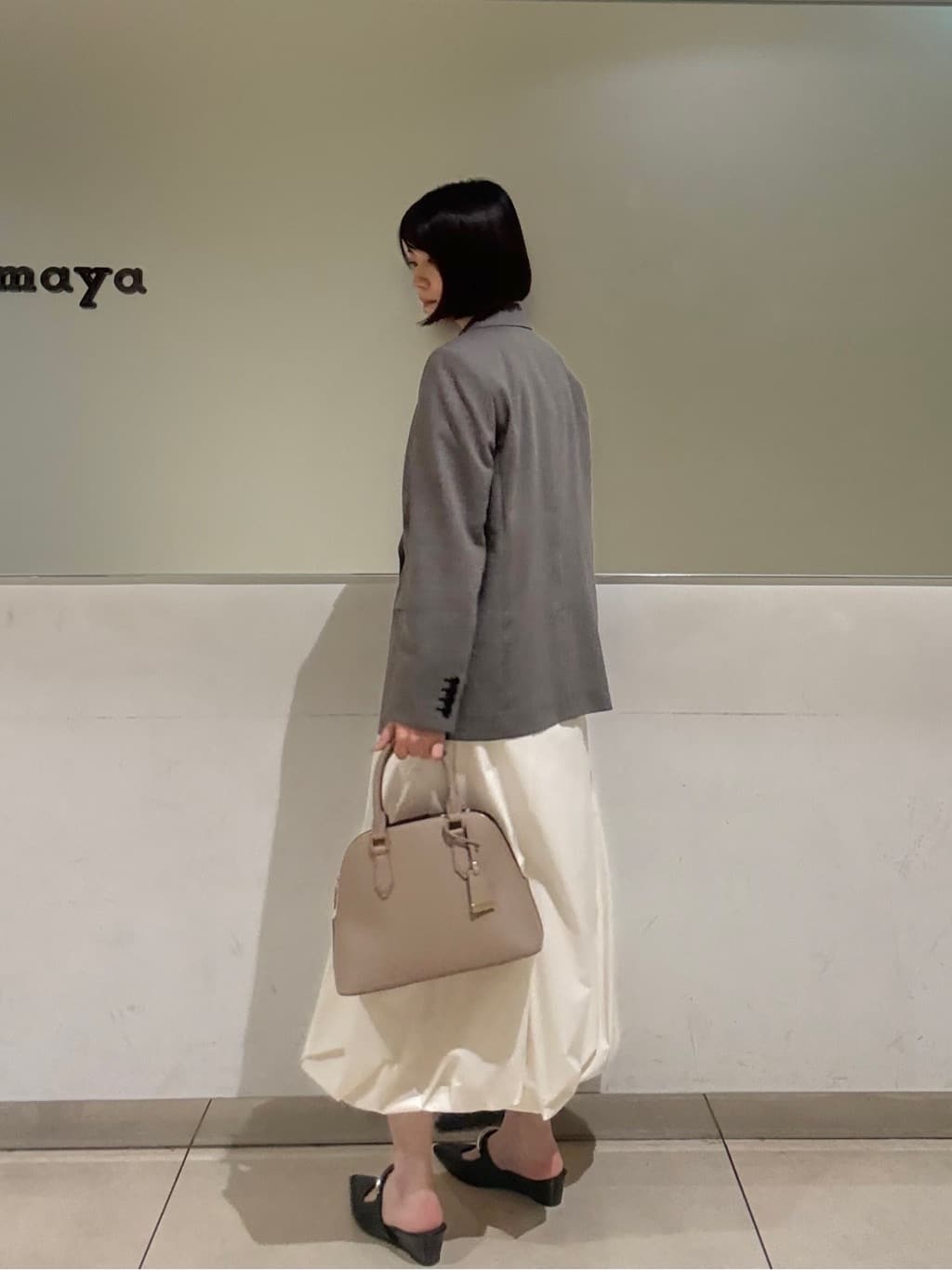 Itoさんの「UNTITLED｜【1枚で着映え/オンオフ着回し】フリルサテンブラウス」を使ったコーディネート