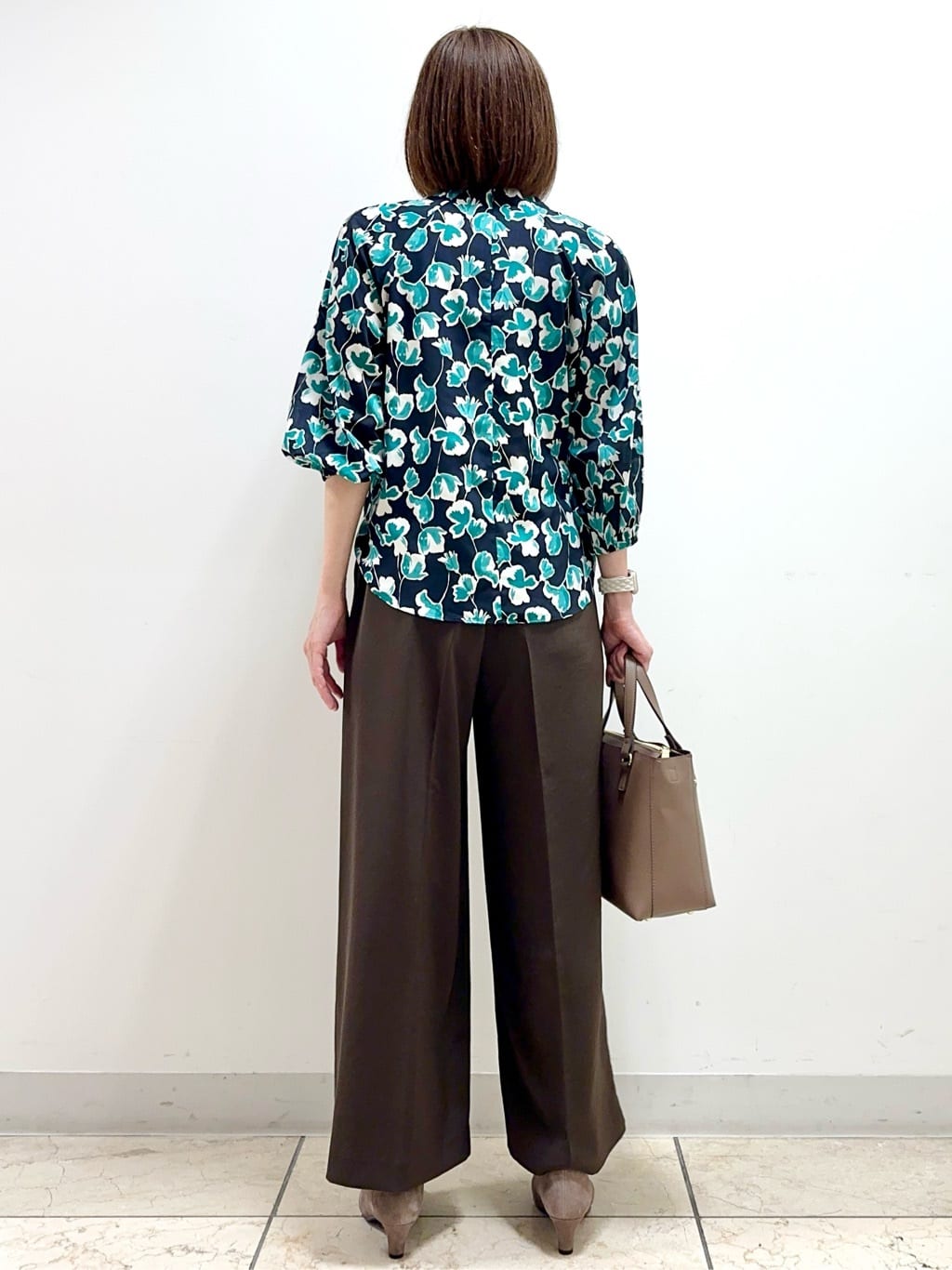 イト子さんの「Reflect｜【ジャケットのインナーにおすすめ◎】花柄タックデザインブブラウス」を使ったコーディネート