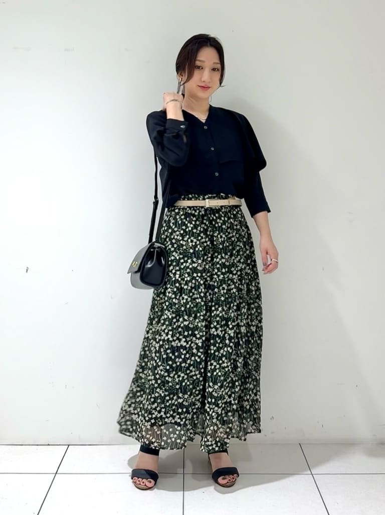 そんさんの「INDIVI｜【羽織りとしても活躍！】ケープカラーブラウス」を使ったコーディネート