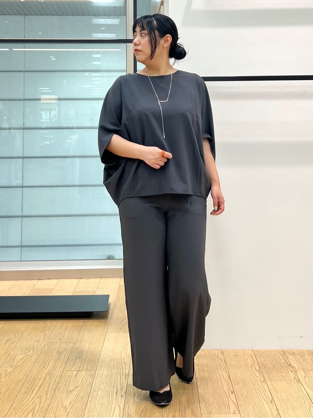 shimaさんの「INDIVI｜【体型カバー/SETUP可能】ジョーゼット　ドルマンブラウス」を使ったコーディネート