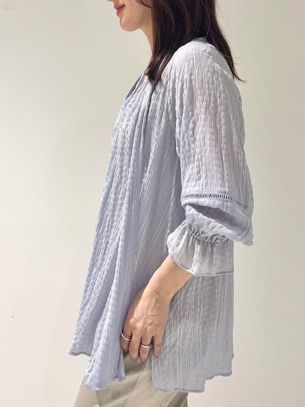そんさんの「INDIVI｜【洗える／シャーリング素材】ボリューム袖エアリーブラウス」を使ったコーディネート