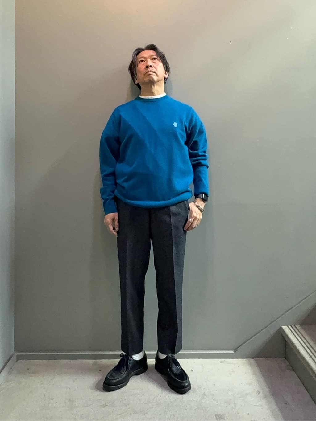 デザイナーTAKEman さんの「TAKEO KIKUCHI｜【Air Palette Knit】ワンポイント カラーニット プルオーバー」を使ったコーディネート