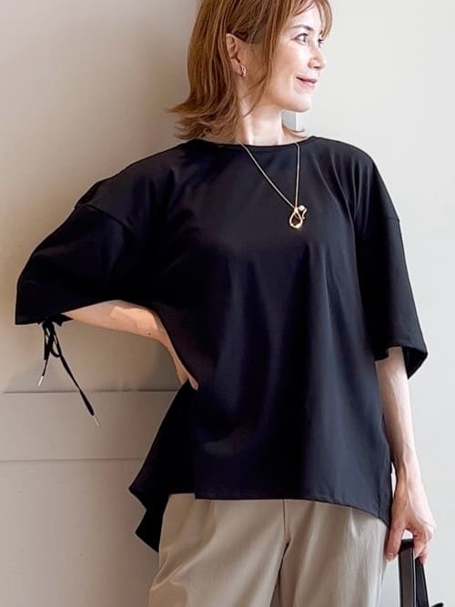 yamakoさんの「grove｜後ろ姿で魅せる　バックドロストシャーリングTシャツ」を使ったコーディネート
