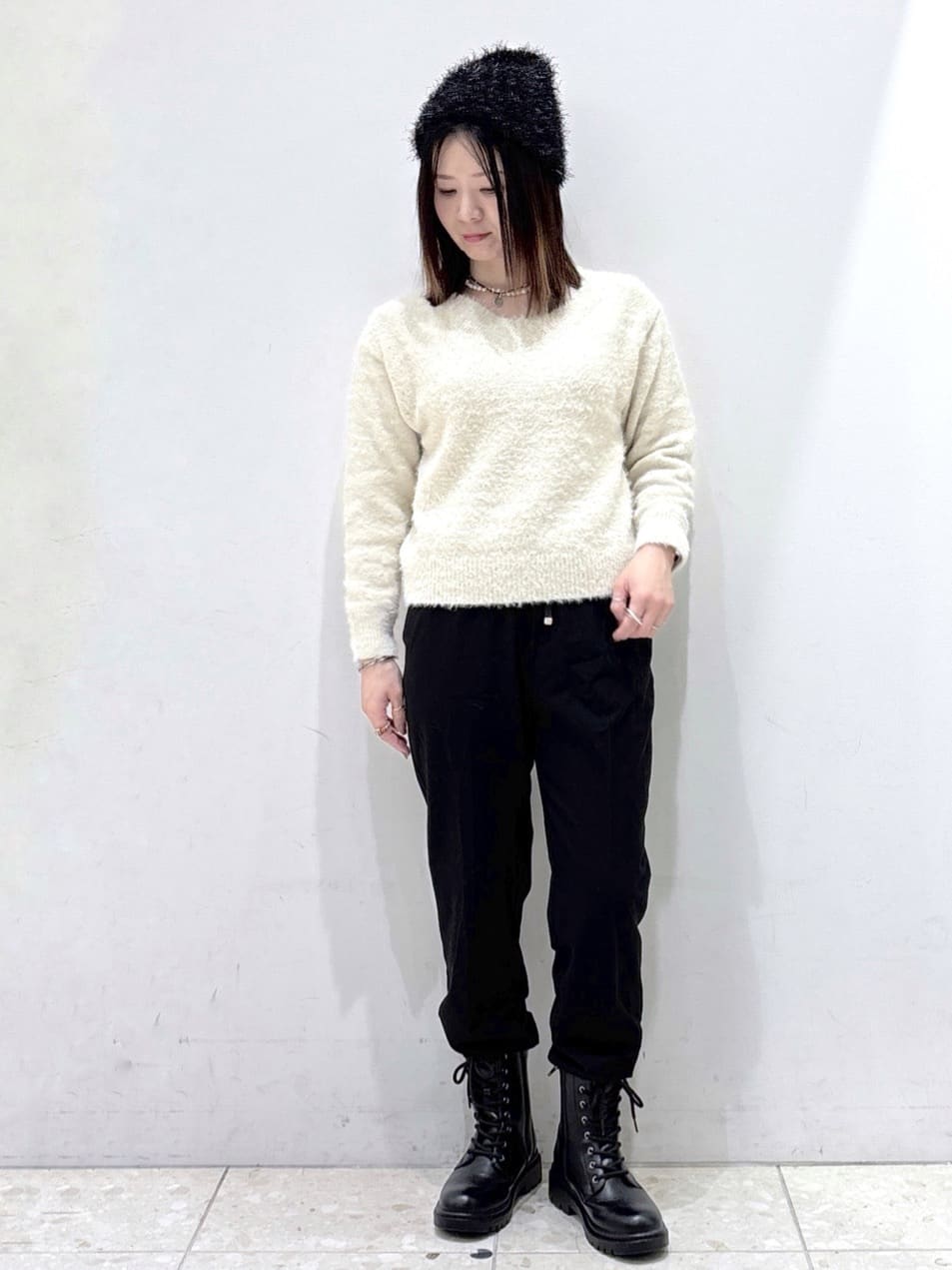 mameさんの「OPAQUE.CLIP｜スパンコールフェザーVネックニット【洗濯機OK】」を使ったコーディネート