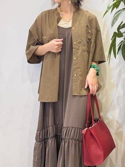 misakiさんの「SHOO･LA･RUE｜【ひんやり】シャーリングがアクセントに 大人のデザインキャミワンピース」を使ったコーディネート