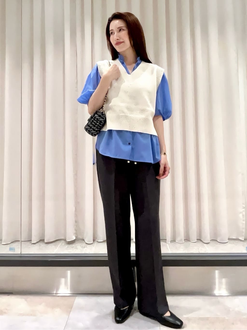 maiさんの「OPAQUE.CLIP｜スパンコールラメVネックニット【洗える】」を使ったコーディネート