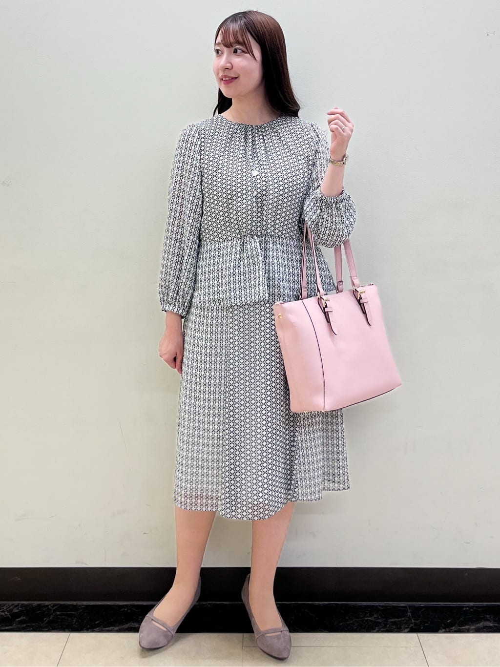 mikikoさんの「Reflect｜【きちんと見え／セットアップ可／通勤におすすめ◎】ペプラムプリントブラウス」を使ったコーディネート