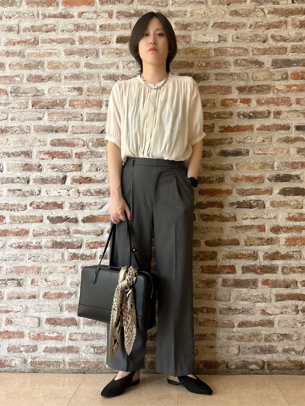 しばさんの「THE SHOP TK｜【インしなくも決まる】サテンギャザー5分袖ブラウス」を使ったコーディネート