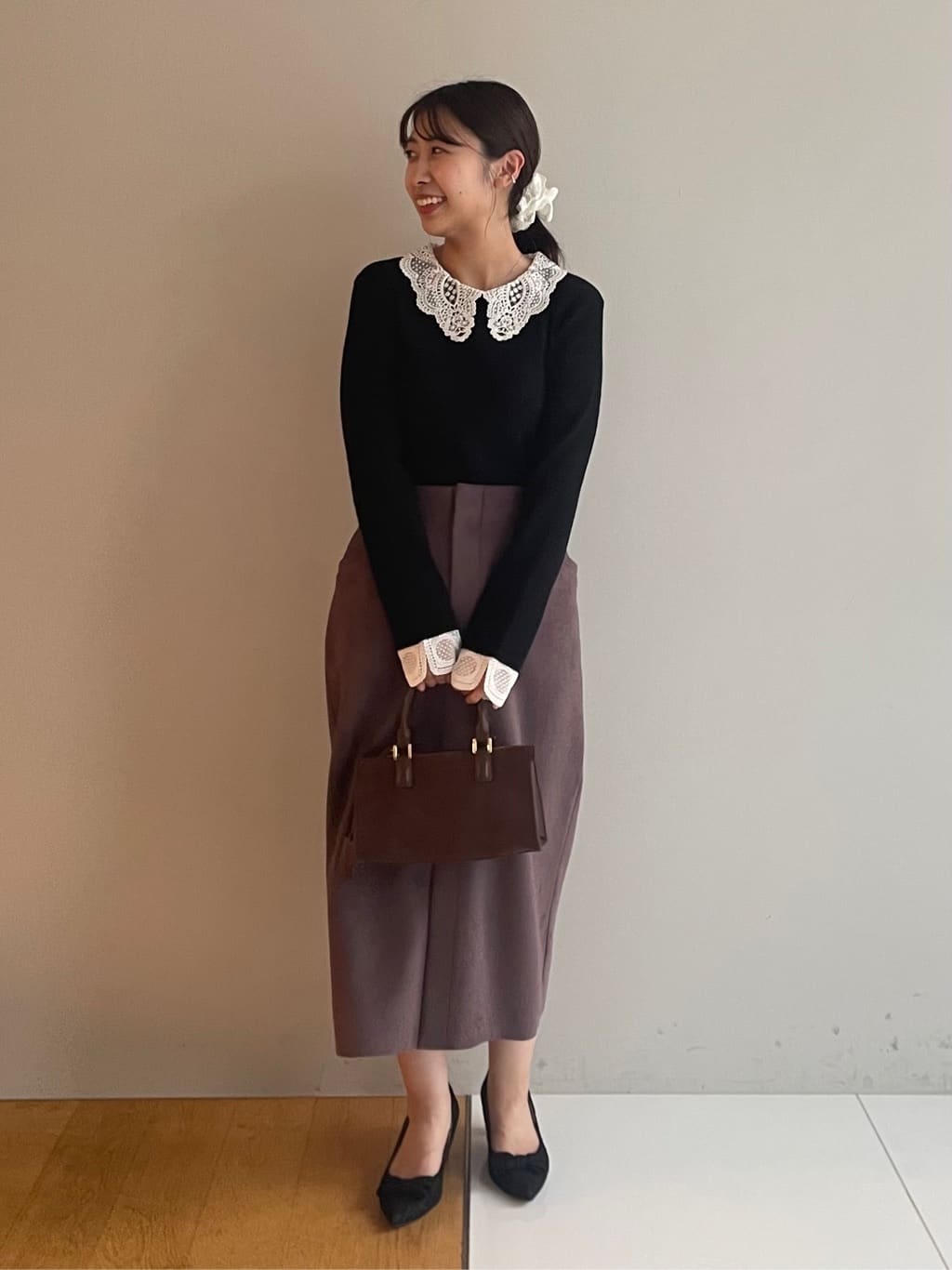 abeさんの「Couture brooch｜【洗える・ストレッチ・通勤】スエード調ダンボールIラインスカート」を使ったコーディネート