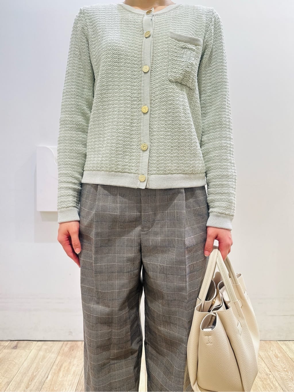 MOMOさんの「index｜ロゴ刺繍クルーカーディガン【洗濯機洗い可】」を使ったコーディネート