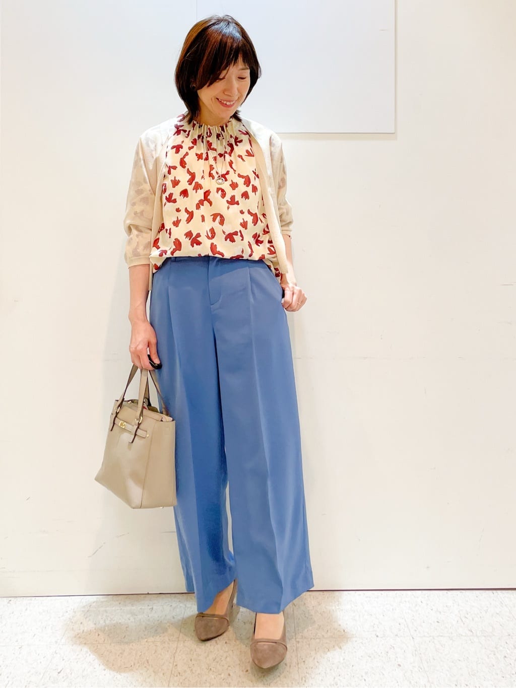 めいさんの「Reflect｜【ジャケットのインナーにおすすめ◎】花柄タックデザインブブラウス」を使ったコーディネート