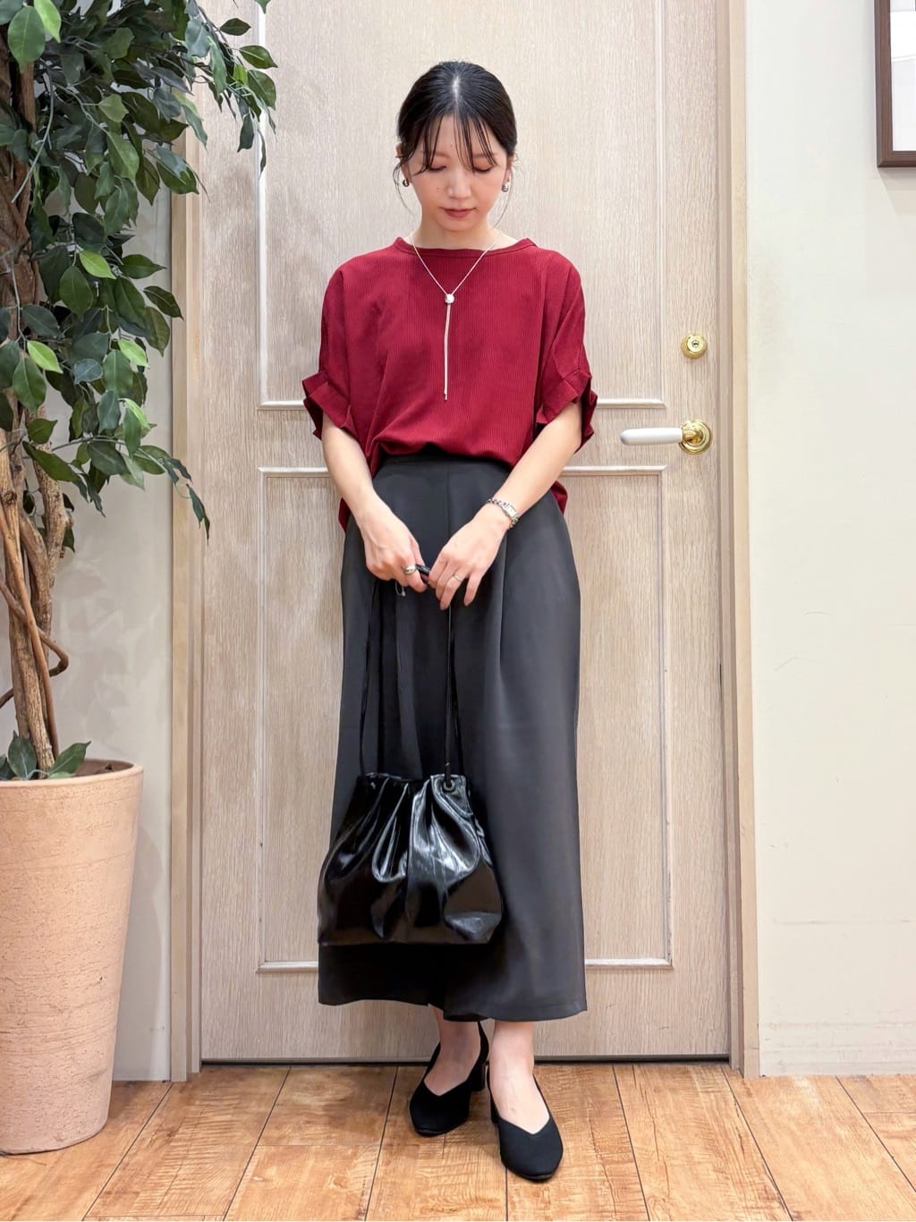 なみさんの「SHOO･LA･RUE｜【洗える】お袖のタックがアクセント インせず着られる さらさらドルマントップス」を使ったコーディネート