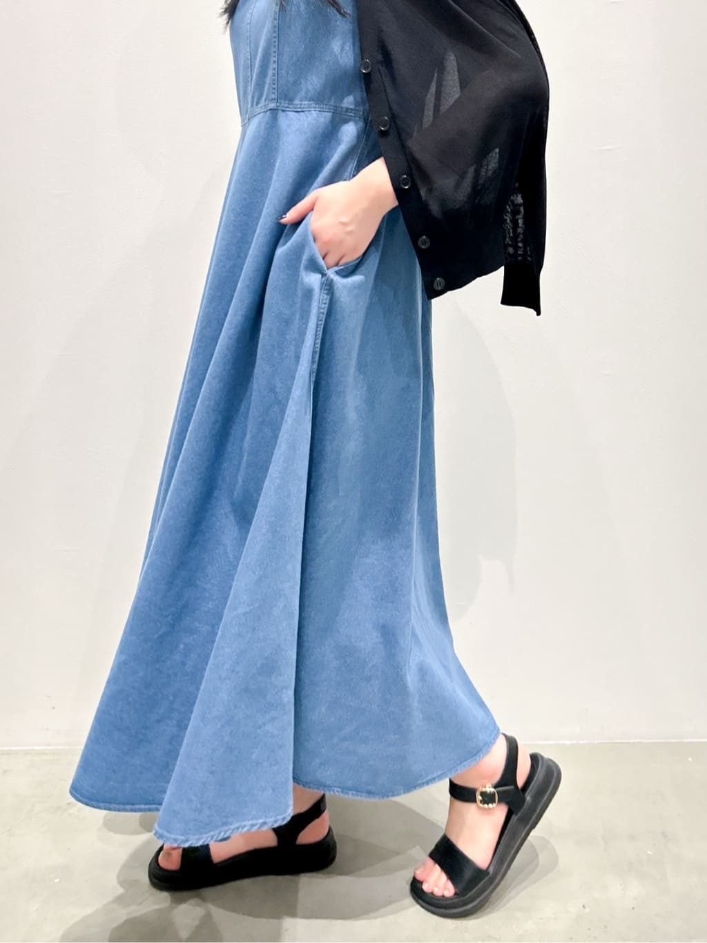 seinaさんの「grove｜さっと二の腕カバー　大人な抜け感シアーラグランVネックカーデ」を使ったコーディネート