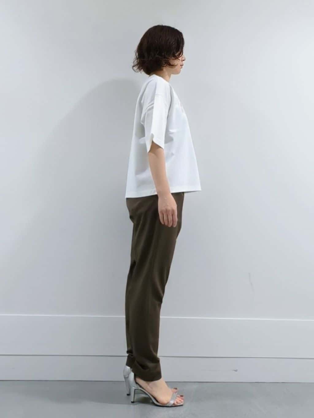 ミズタさんの「UNTITLED｜【コットン100/ゆったり/ショート丈/洗える】ベロアロゴTシャツ」を使ったコーディネート