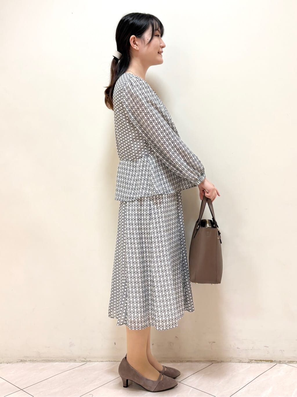 mikiさんの「Reflect｜【きちんと見え／セットアップ可／通勤におすすめ◎】ペプラムプリントブラウス」を使ったコーディネート