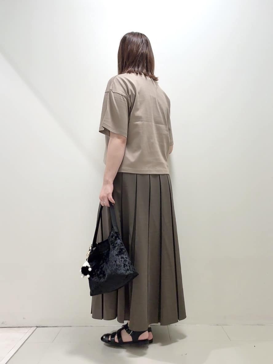 YUIさんの「UNTITLED｜【コットン100/ゆったり/ショート丈/洗える】ベロアロゴTシャツ」を使ったコーディネート