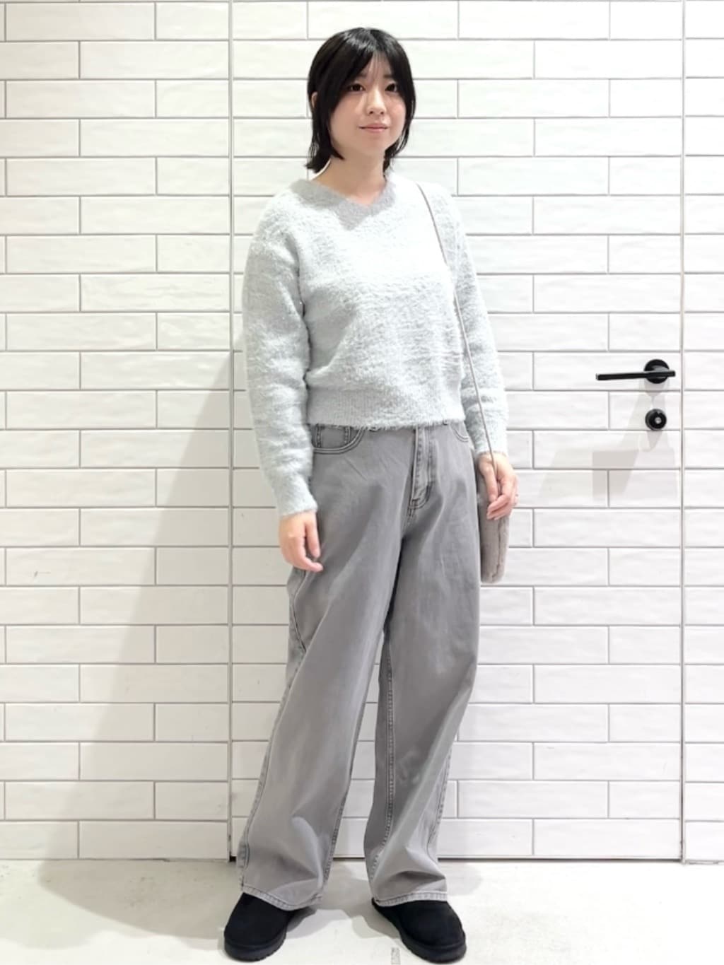 しおりさんの「OPAQUE.CLIP｜スパンコールフェザーVネックニット【洗濯機OK】」を使ったコーディネート