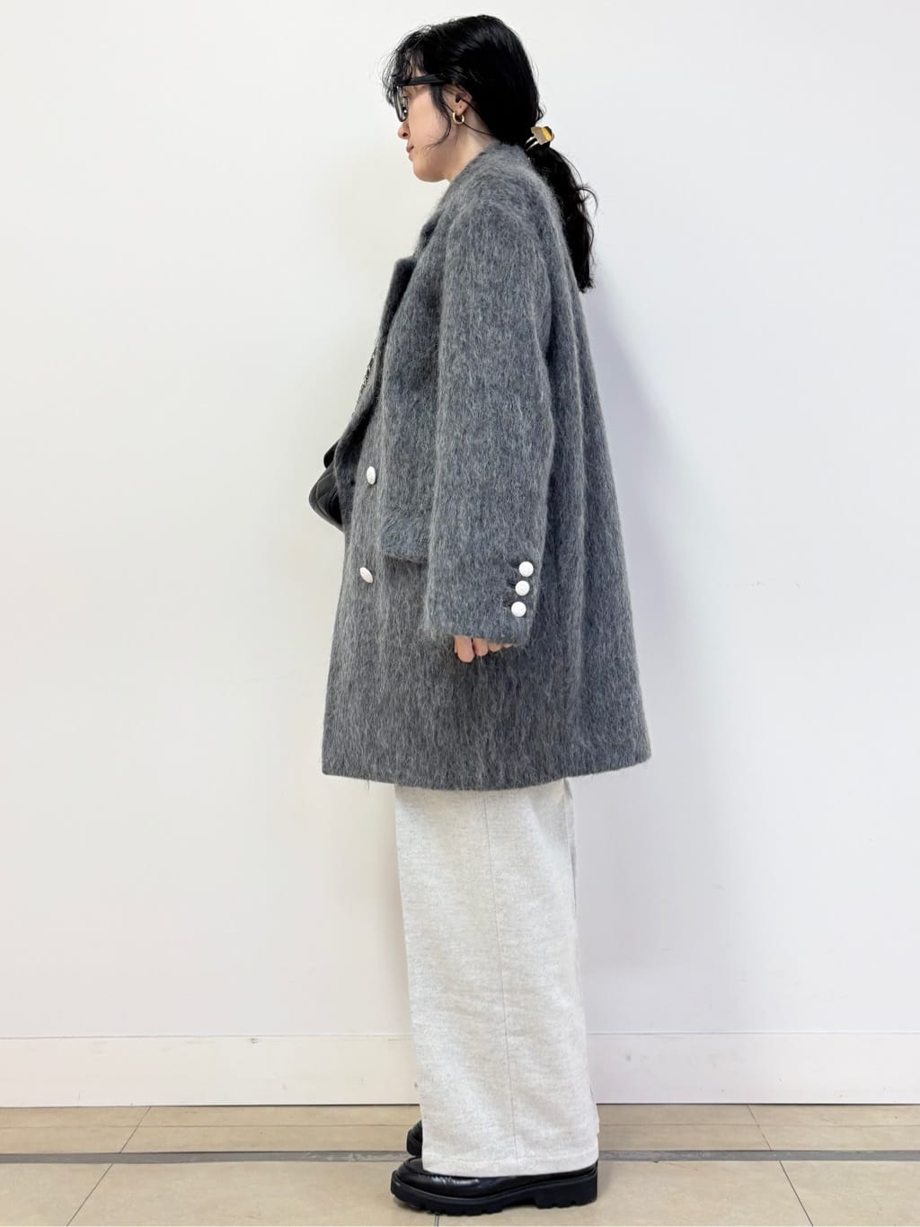 YOKOTAさんの「DRESSTERIOR｜アルパカブレンドVネックニット」を使ったコーディネート