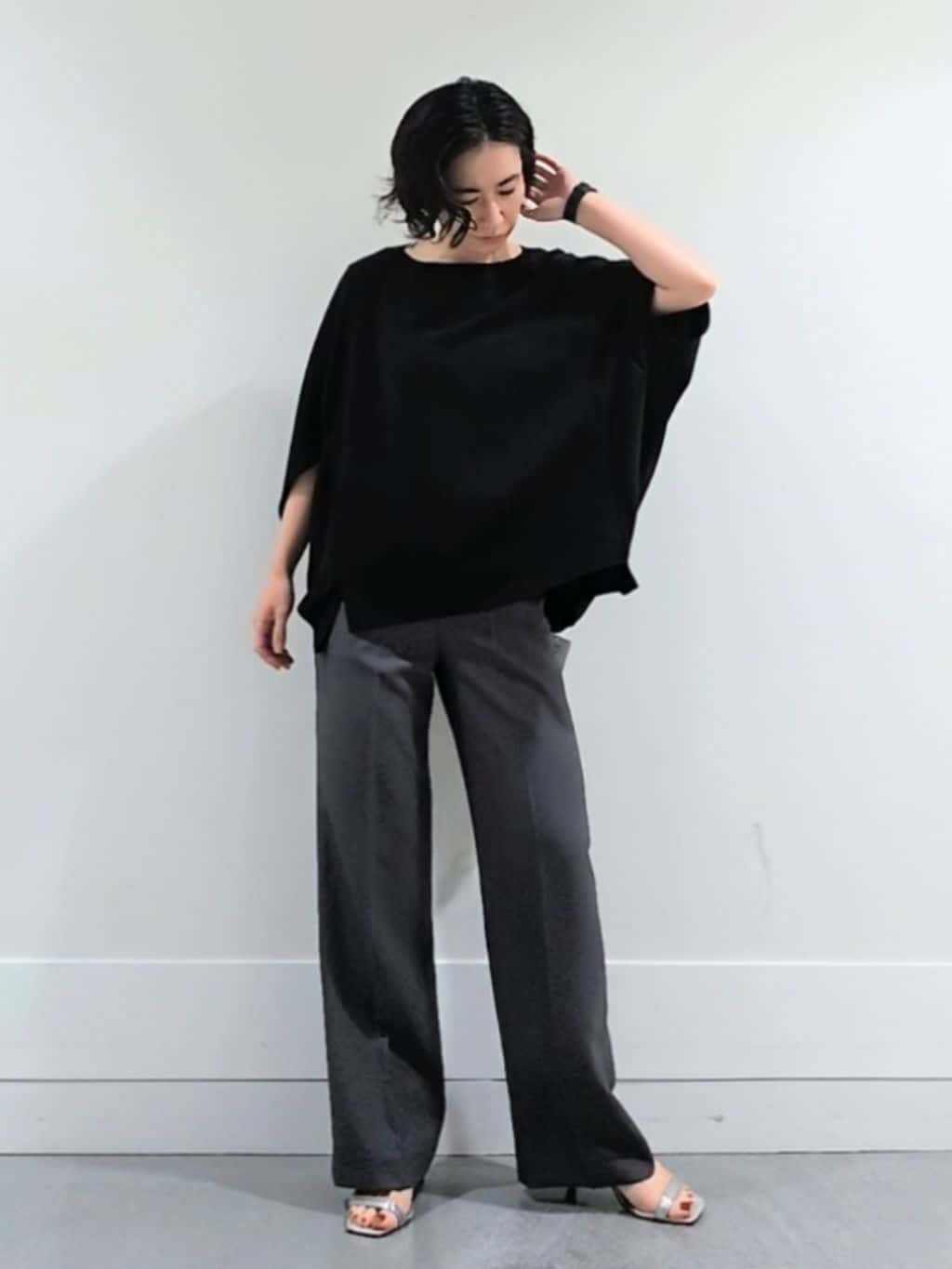ミズタさんの「UNTITLED｜【後ろウエストゴム】ツイルセミフレアパンツ」を使ったコーディネート