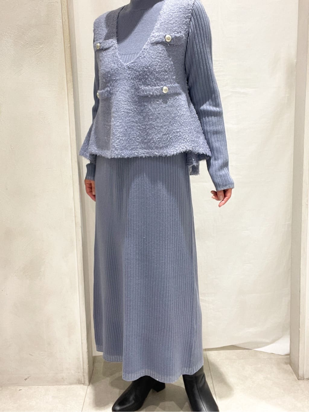 hiroさんの「grove｜【2点SET/体型カバー】一枚で決まる、ペプラムベスト&times;ニットワンピース」を使ったコーディネート