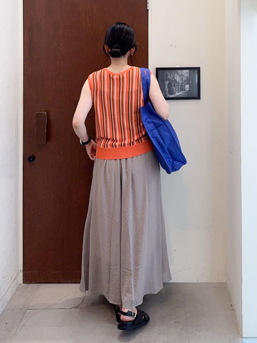 𝐇𝐢𝐫𝐨𝐦𝐢さんの「SHOO･LA･RUE｜【洗える】マルチストライプが印象的 ノースリーブニット」を使ったコーディネート