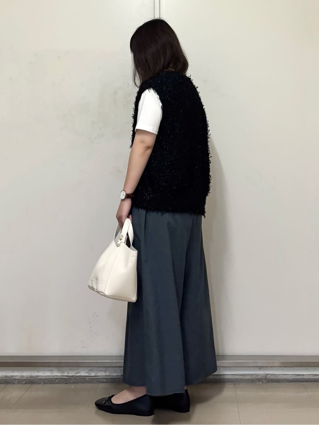 やまさんの「OPAQUE.CLIP｜スパンコール刺繍ロゴTシャツ【洗濯機洗い可／接触冷感／UVケア】」を使ったコーディネート