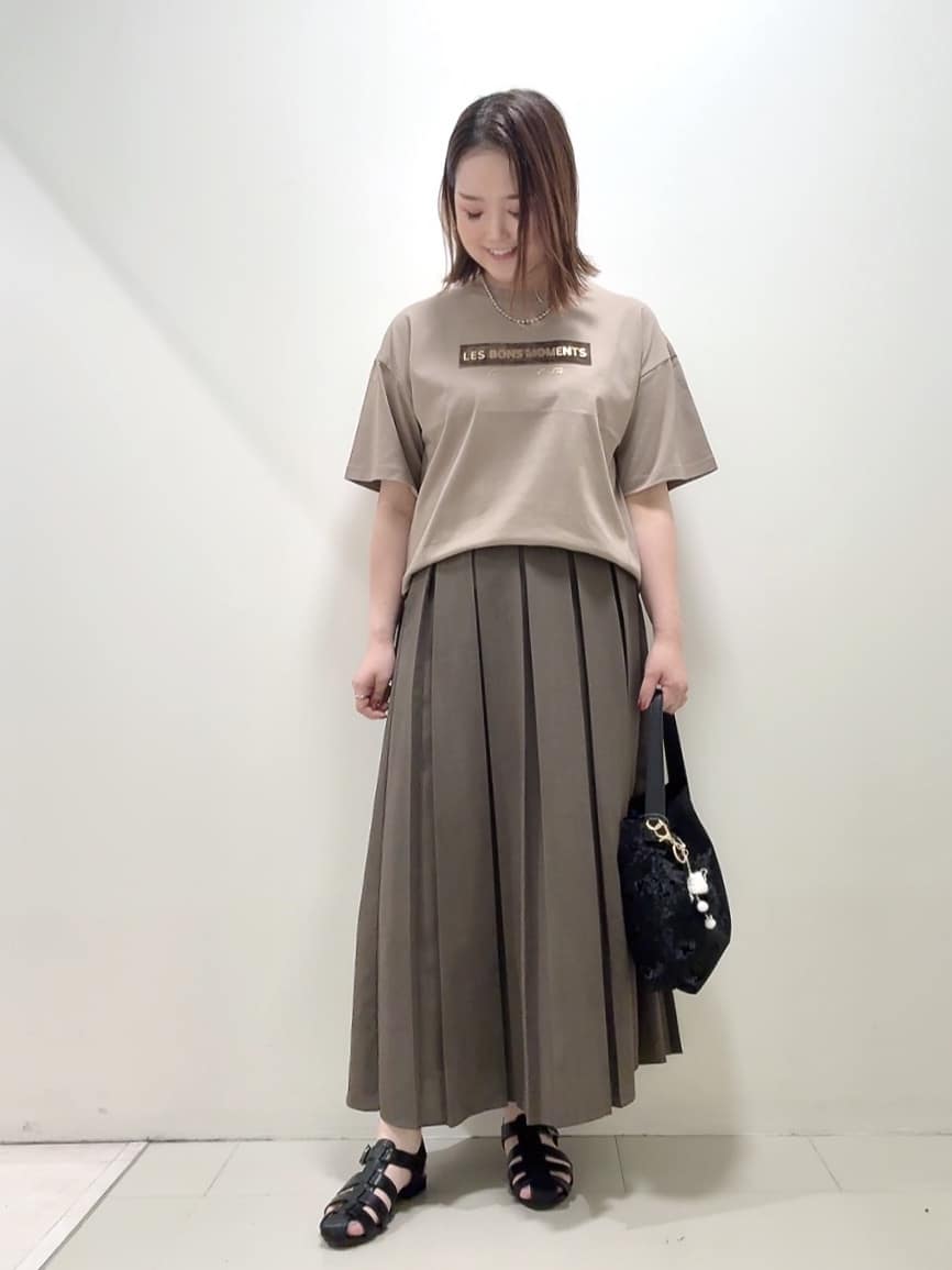 YUIさんの「UNTITLED｜【コットン100/ゆったり/ショート丈/洗える】ベロアロゴTシャツ」を使ったコーディネート