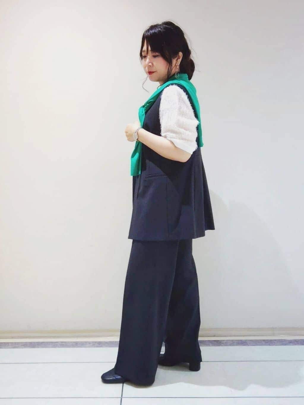 TOMOMIさんの「INDIVI｜【セットアップ可能】凹凸ストレッチ素材テーラードカラージレジャケット」を使ったコーディネート