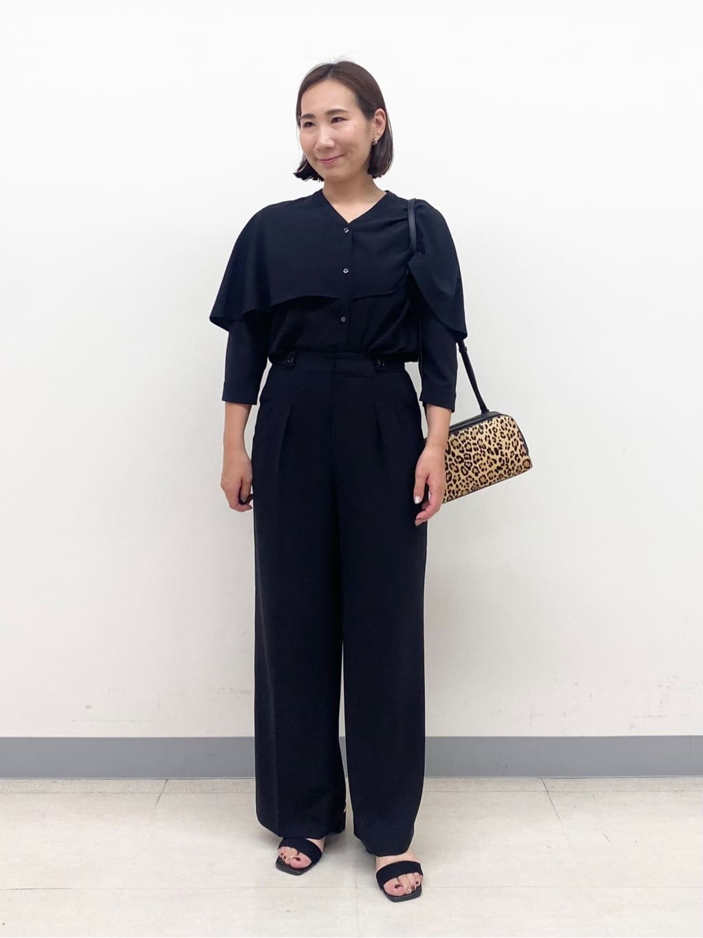 YUKARIさんの「INDIVI｜【羽織りとしても活躍！】ケープカラーブラウス」を使ったコーディネート