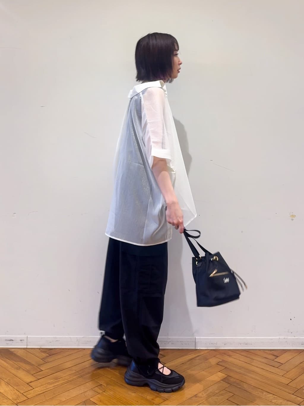 𝐜𝐡𝐢𝐤𝐚さんの「SHOO･LA･RUE｜大人のシアー感 ラメが華やかな楊柳ポンチョシャツ」を使ったコーディネート