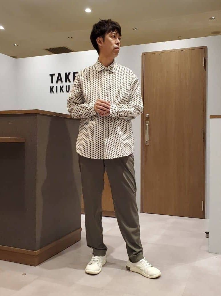 ishidaさんの「TAKEO KIKUCHI｜サイドゴアウエスト スリム スラックス」を使ったコーディネート