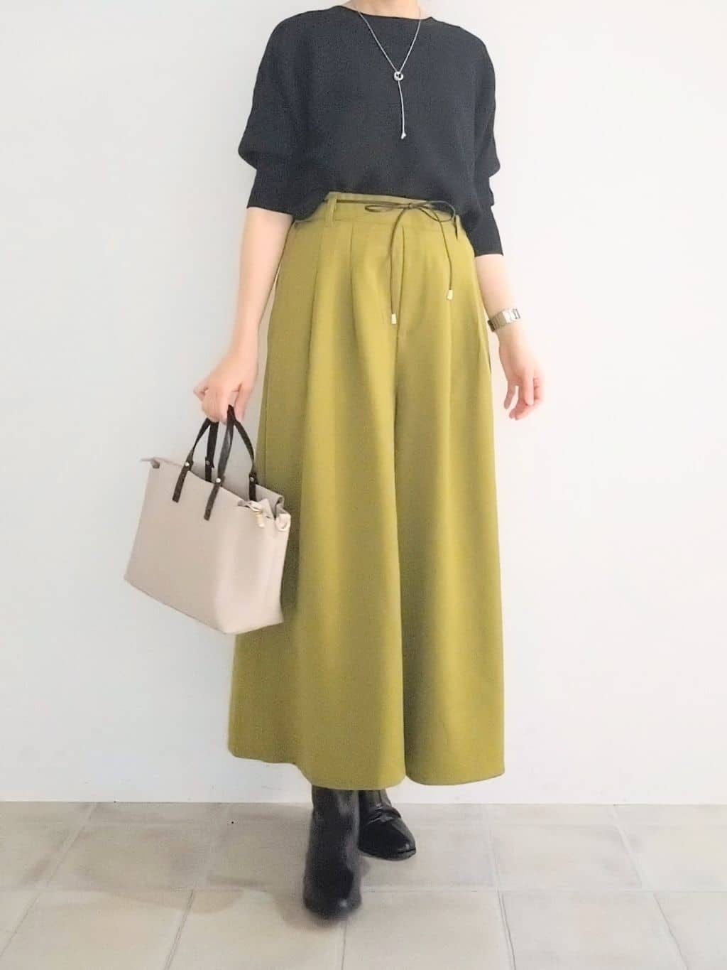 miomioさんの「SHOO･LA･RUE｜【S-LL/2点セット】脚のラインを拾いにくい ベルト付きタックスカーチョパンツ」を使ったコーディネート