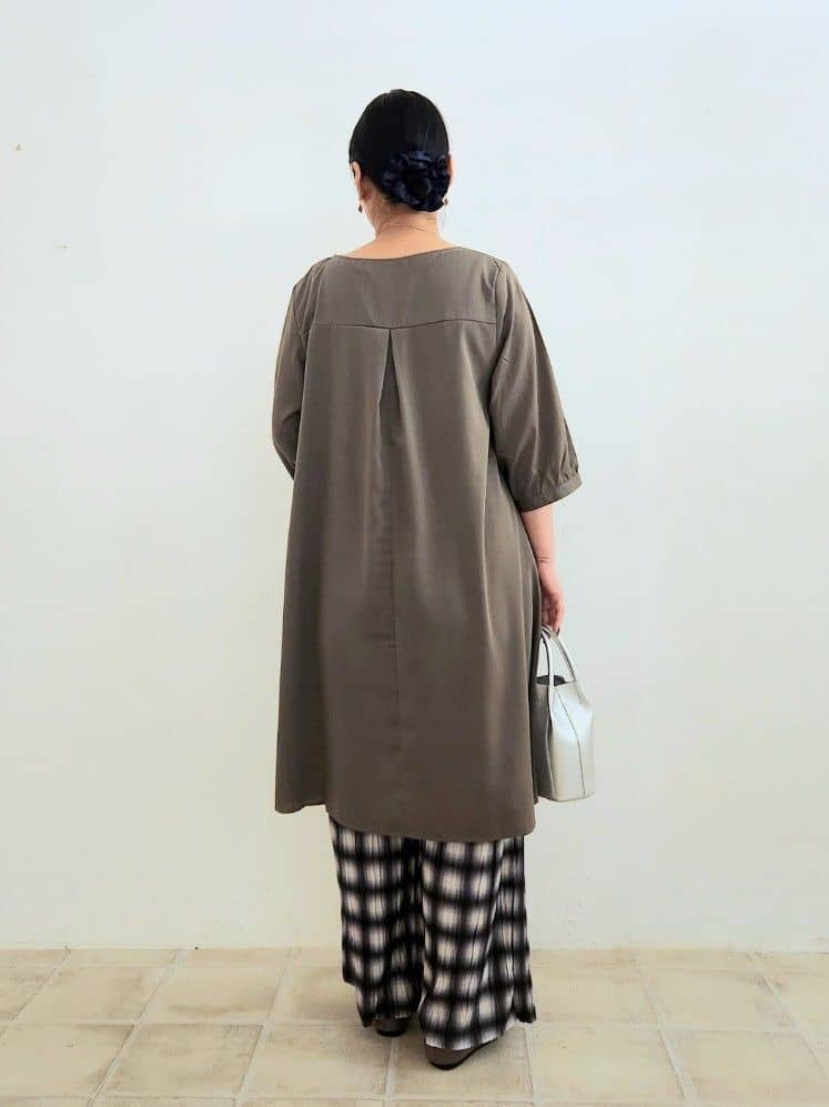 くまさんの「SHOO･LA･RUE｜【S-LL/洗濯後しわになりにくい/UV/6分袖】コットン風 Aラインチュニックワンピース」を使ったコーディネート