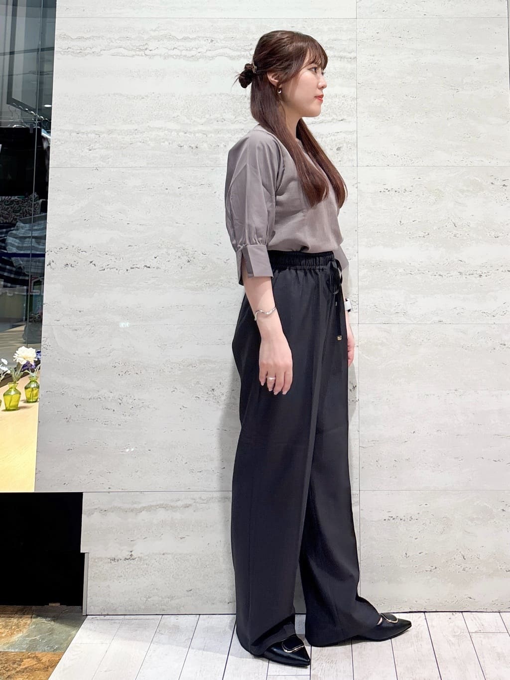 かほさんの「OPAQUE.CLIP｜【抗菌防臭加工／通勤対応可能】デザインバックルポインテッドパンプス」を使ったコーディネート