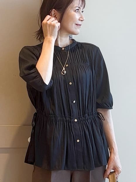 yamakoさんの「grove｜【二の腕/体型カバー】メリハリシルエットが叶うシャーリングブラウス」を使ったコーディネート