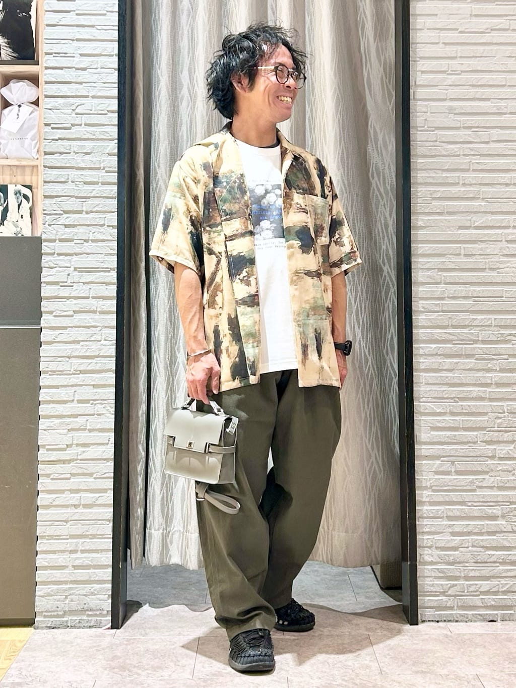 KENJI Iさんの「THE SHOP TK｜アートプリントメッシュ半袖シャツ　【洗濯機OK】」を使ったコーディネート