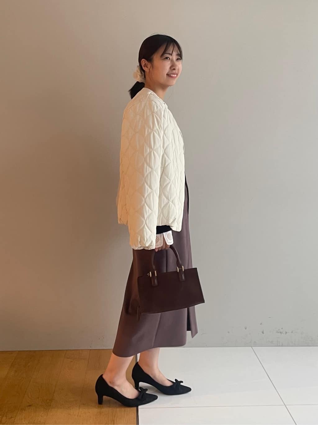 abeさんの「Couture brooch｜【洗える・ストレッチ・通勤】スエード調ダンボールIラインスカート」を使ったコーディネート