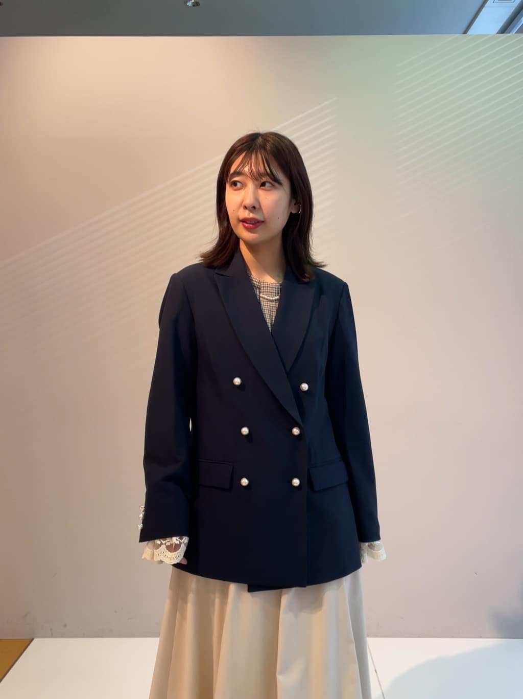 abeさんの「Couture brooch｜【高見え・きれいめ・通勤】レースカフス パール調釦テーラードジャケット」を使ったコーディネート