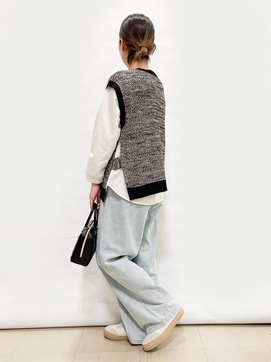 bulさんの「SHOO･LA･RUE｜【2点セット/S-LL】着回しいろいろ 編み柄ベスト&times;ブラウス」を使ったコーディネート