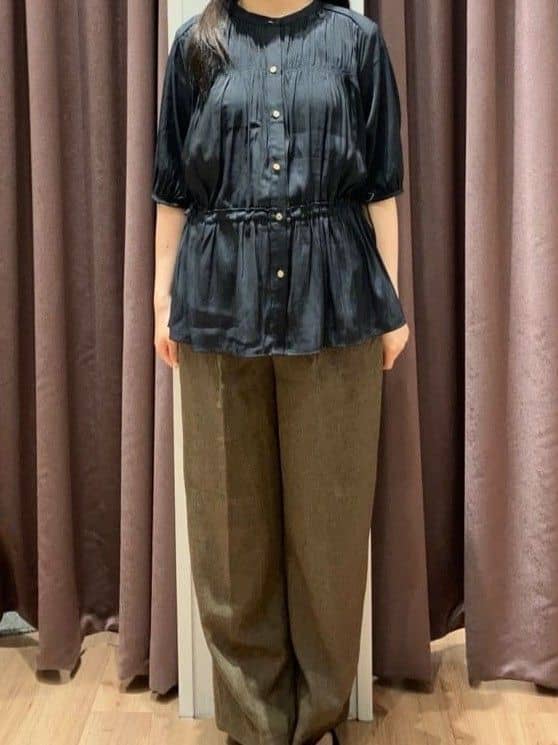 みちゃさんの「grove｜【二の腕/体型カバー】メリハリシルエットが叶うシャーリングブラウス」を使ったコーディネート