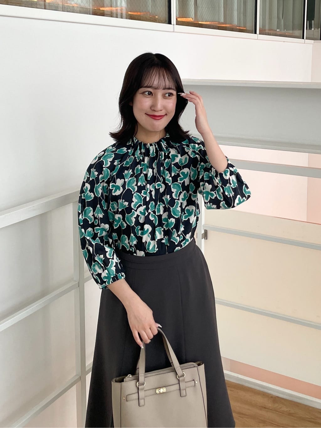 yukariさんの「Reflect｜【ジャケットのインナーにおすすめ◎】花柄タックデザインブブラウス」を使ったコーディネート