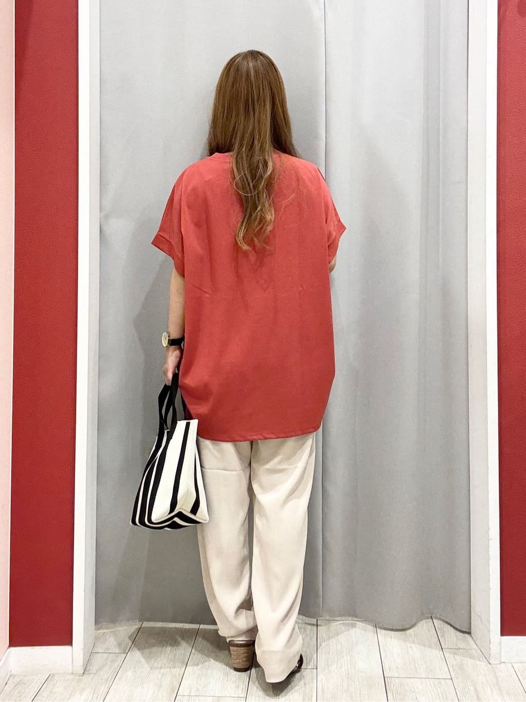 shioさんの「SHOO･LA･RUE｜【S-LL/汗ジミ軽減/ひんやり/UV】体型カバーに タック入りドルマントップス」を使ったコーディネート