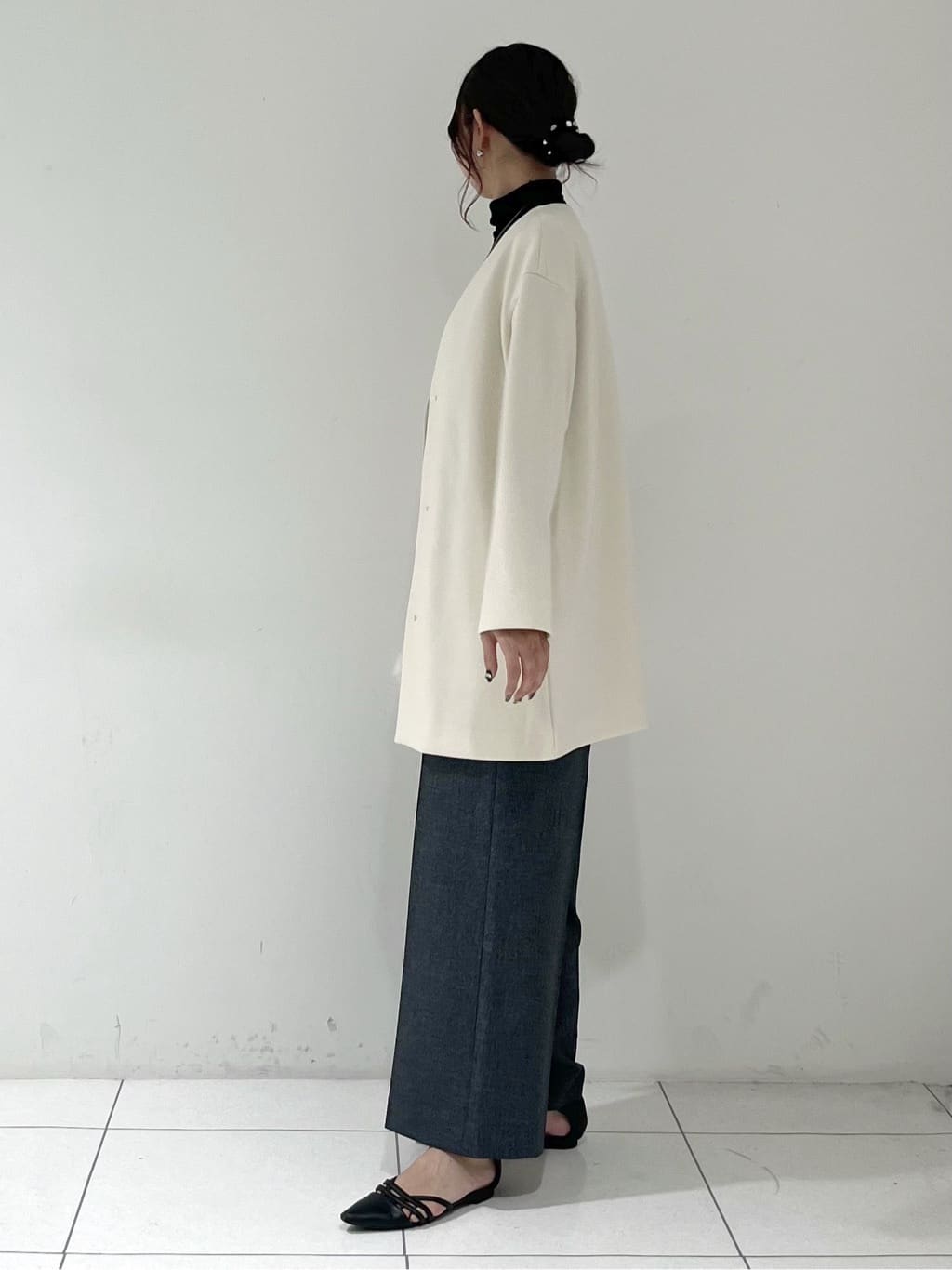 shioriさんの「INDIVI｜【秋／軽羽織り】ノーカラーミドル丈ライトコート」を使ったコーディネート