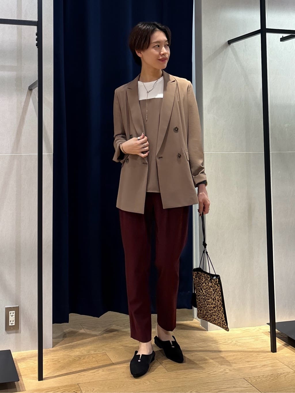kanaeさんの「INDIVI｜人気NO.1【褒められパンツ／高ストレッチ／ウエストゴム】タックテーパードパンツ」を使ったコーディネート