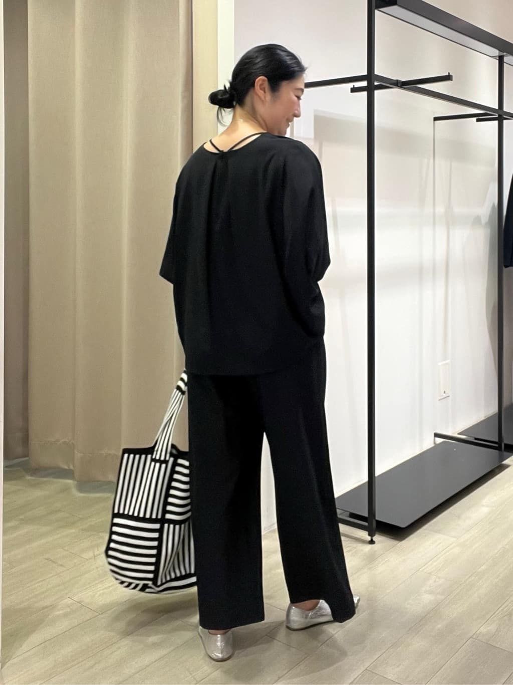 TOMOMIさんの「INDIVI｜【体型カバー/SETUP可能】ジョーゼット　ドルマンブラウス」を使ったコーディネート