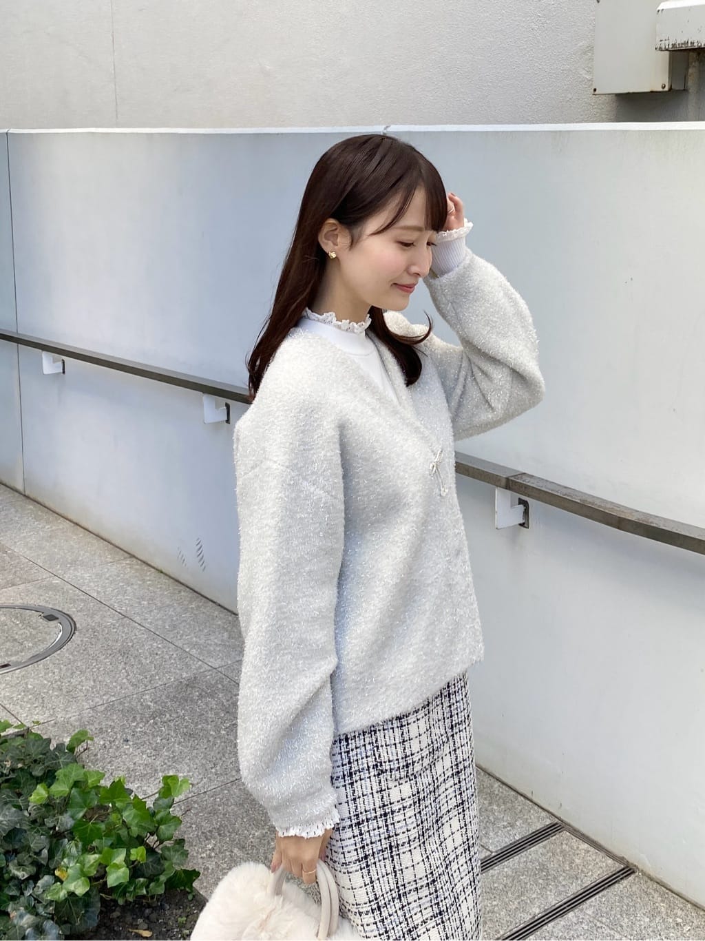 みさかさんの「index｜リボンブローチフィルムラメフェザーカーディガン【洗濯機OK】」を使ったコーディネート