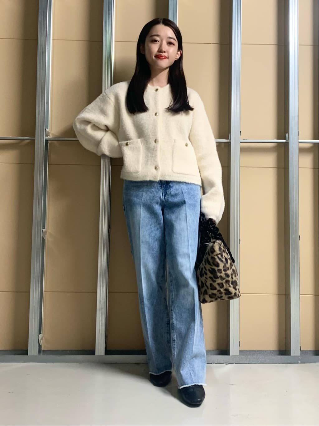sahoさんの「THE SHOP TK｜デニムフレアパンツ【洗濯機可】」を使ったコーディネート