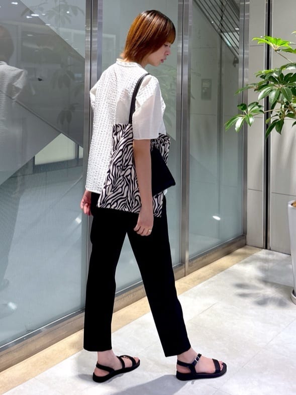 yukaさんの「UNTITLED｜【吸水速乾/ストレッチ/Vネック】フォルムスリーブ ブラウス」を使ったコーディネート